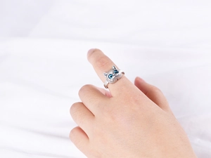 Detailansicht des Vintage 3D Katzenrings mit blauen Augen auf einem Modellfinger