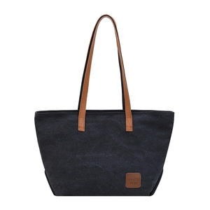 Grand sac cabas en toile noire avec anses en cuir marron et patch décoratif