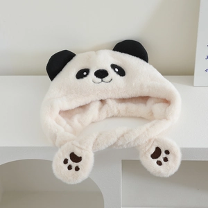 Détail du chapeau peluche panda montrant la texture douce et les broderies soignées
