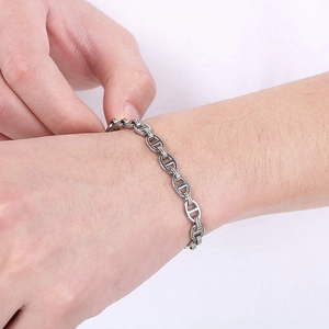 Dettaglio del bracciale a catena a naso di maiale argento con maglie ovali lucide