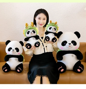 Schattige panda knuffels in drakenkostuums gepresenteerd door model als feestelijk cadeau