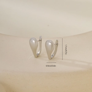 Gros plan boucles d'oreilles goutte argent avec dimensions 1,7cm hauteur et 0,9cm largeur