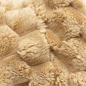Makro-Detail von dickem Kunstkaninchenfell mit weicher beiger Plüsch-Schachbrettstruktur