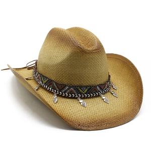 Cappello da cowboy in paglia marrone chiaro con fascia etnica e pendenti argentati