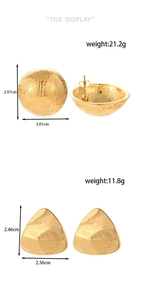 Vue détaillée de boucles d'oreilles dorées texturées avec dimensions et poids