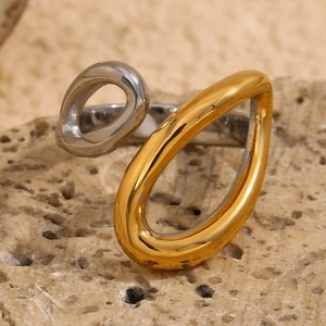 Vue macro d'une bague goutte en acier inoxydable bicolore plaqué or 18 carats