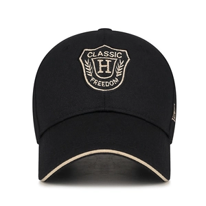 Schwarze Baseballkappe aus Baumwolle mit goldener Schildstickerei und Schirmdetail