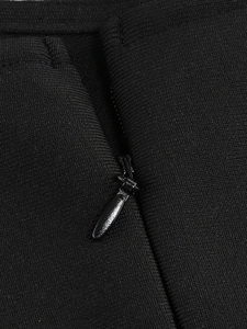 Detail des hochwertigen verdeckten Reißverschlusses und des schwarzen Strickstoffs des Kleids