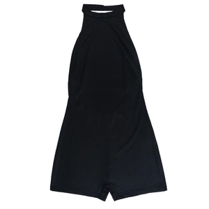 Gros plan sur la texture en maille respirante de ce combishort noir à dos nu sexy