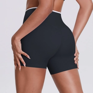 Détail du short de yoga noir à taille haute avec bordure blanche et effet push-up