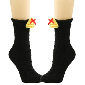 Detail von flauschigen schwarzen Thermosocken mit gelber Glocke und roter Schleife