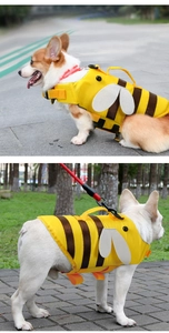 Gilet de sauvetage pour chien style abeille porté par un Corgi et un Bouledogue Français