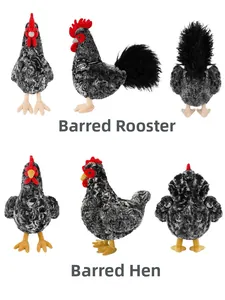Viste dettagliate dei peluche gallo e gallina con texture piumata realistica e maculata