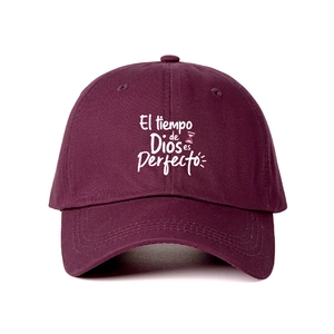 Détail d'une casquette bordeaux en coton avec texte blanc El tiempo de Dios es Perfecto