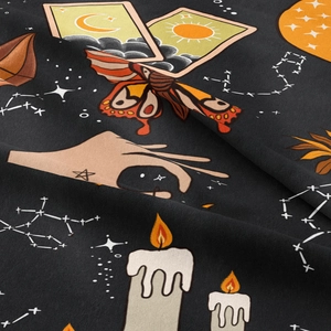 Makroaufnahme von gotischem Wandteppich mit mystischem Motten- und Sonnen-Mond-Tarot-Muster