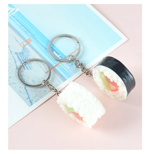 Dettaglio di portachiavi a forma di sushi in PVC con texture di riso e gancio in metallo