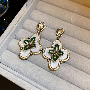 Boucles d'oreilles fleurs vintage dorées avec pétales en nacre et centre vert chic