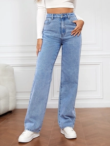 Détail de la coupe droite taille haute en denim extensible bleu clair pour femmes