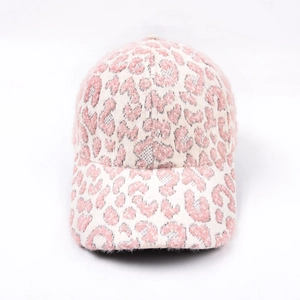 Vue détaillée d'une casquette léopard rose avec texture polaire douce et tissu chaud