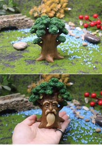 Vista dettagliata di una statuetta in resina mini albero ent con texture venata legno