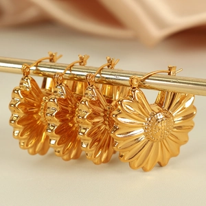 Minimalist Titanium Steel Flower Petal Hoop Earrings 18K Gold Plated Exaggerated Floral Stud Earrings For Women Fashion Jewelry