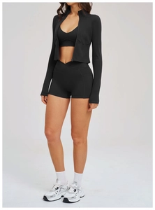 Dettaglio del set yoga nero da donna 3 pezzi con giacca a zip e pantaloncini a vita alta
