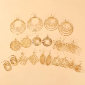 Set di 10 paia di orecchini geometrici dorati con stelle e design in metallo intrecciato