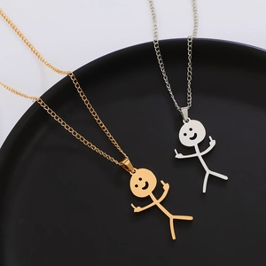 Detalle de los divertidos collares de monigotes haciendo la peineta en oro y plata