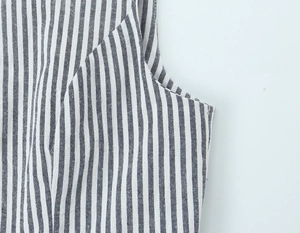 Détail des rayures verticales bleues et blanches sur la texture d'un débardeur en maille