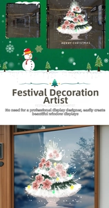 Detail eines Weihnachts-Fensteraufklebers mit verschneitem Baum und Blumenakzenten