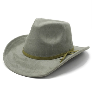 Détail d'un chapeau de cowboy gris en daim avec ruban vert olive sur fond blanc neutre