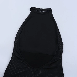Détail du combishort dos nu noir montrant la texture résille et le bouton sur le col