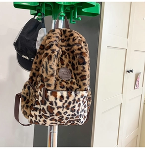 Vista dettagliata dello zaino in peluche maculato con morbida trama in pelliccia