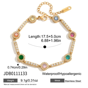 Detailansicht der bunten Zirkonia-Steine auf einem goldenen Edelstahl-Armband
