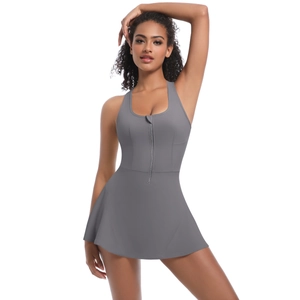 Détail d'une robe de tennis grise avec col zippé et ourlet plissé en ligne A sport