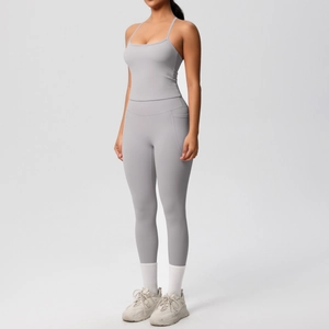 Détail latéral de l'ensemble yoga gris avec legging taille haute et débardeur