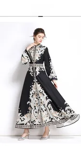 Détail d'une robe longue élégante noire à manches longues avec imprimé baroque cachemire