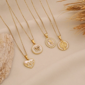 Elegante 18K vergoldete Halsketten mit weißen Muschelanhängern in Herz- und Rundform
