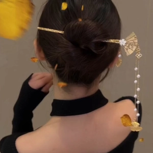 Pic à cheveux éventail doré avec glands en perles et fleurs blanches style rétro