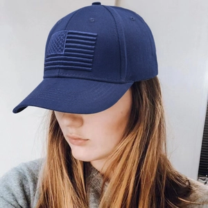 Détail de la casquette de baseball bleu foncé avec broderie 3D drapeau américain