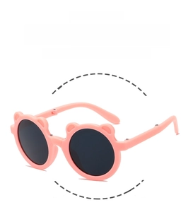 Gros plan de lunettes de soleil pliables roses à oreilles d'ours et cadre souple