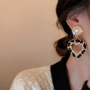 Boucles d'oreilles cœur vintage avec cuir noir tressé, chaîne dorée et perles nacrées