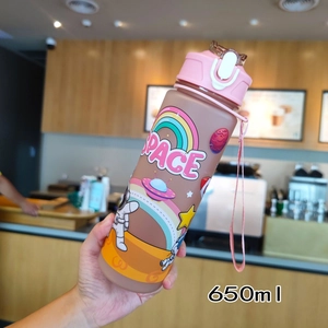 Detailansicht der 650ml pink-braunen Trinkflasche mit Cartoon-Astronaut und Trageschlaufe