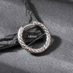 Dettaglio orecchino in acciaio inossidabile da 14mm con trama vintage martellata