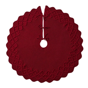 Dettaglio della gonna per albero di Natale rossa in maglia a trecce con bordi ondulati