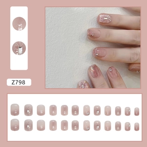 Faux ongles dégradé rose avec paillettes, lignes argentées et décor papillon