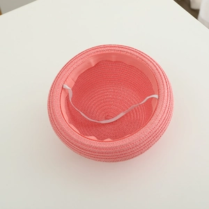Dettaglio interno del cappello di paglia rosa con cinturino elastico e fascia antisudore