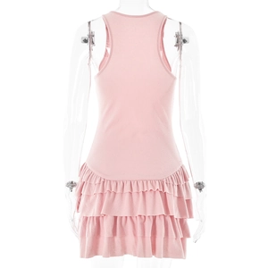 Vue détaillée de la robe rose dos nageur avec volants et texture côtelée