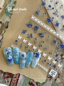 Vue détaillée des autocollants à ongles 5D embossés avec motifs de fleurs et papillons