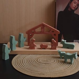 Detailset minimalistischer Krippenfiguren auf Holzbrett für die Heimdekoration